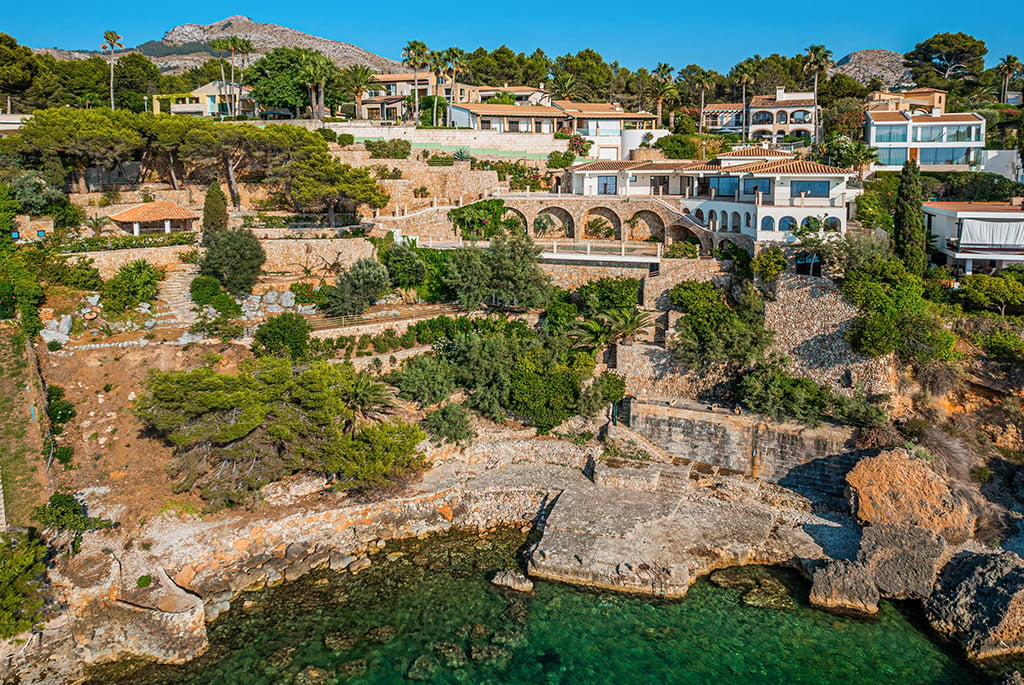 Waterfront Living in Mallorca: A Bay View Villa in Bonaire, Alcúdia