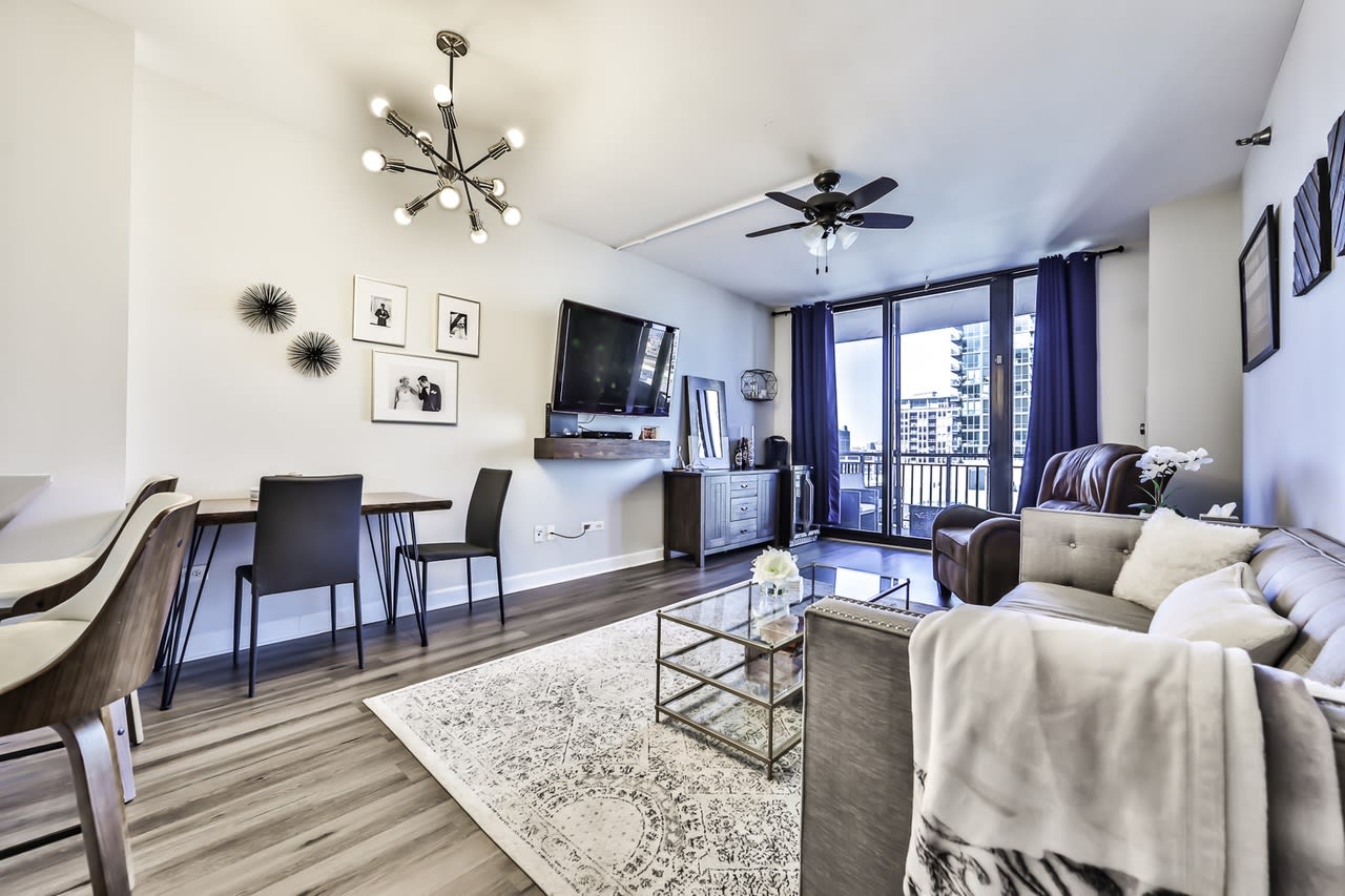 330 N Jefferson St (No. 907)