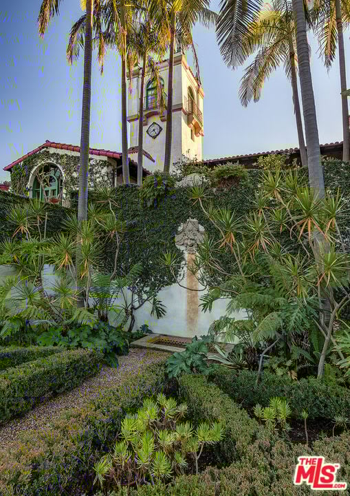 Castillo del Lago in Hollywood Hills