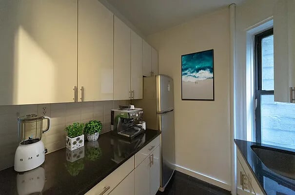 210 East 38th Street, Apt 1H