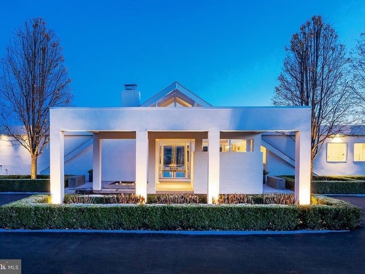 BREATHTAKING MIDCENTURY MODERN HOME FOR SALE