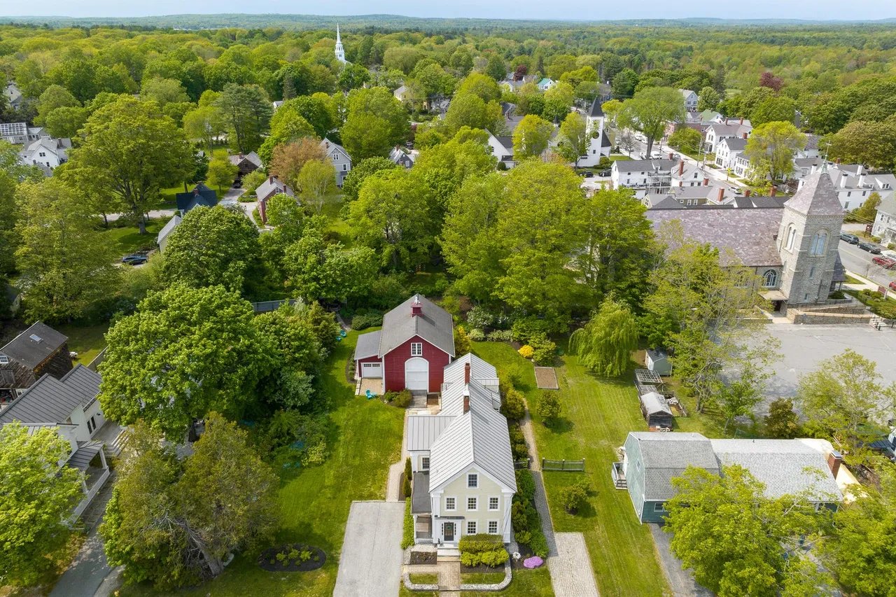 Live in Town: Walk to Shops & Restaurants from Home