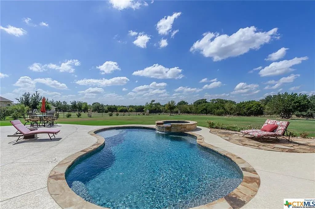 309 Escondido Dr