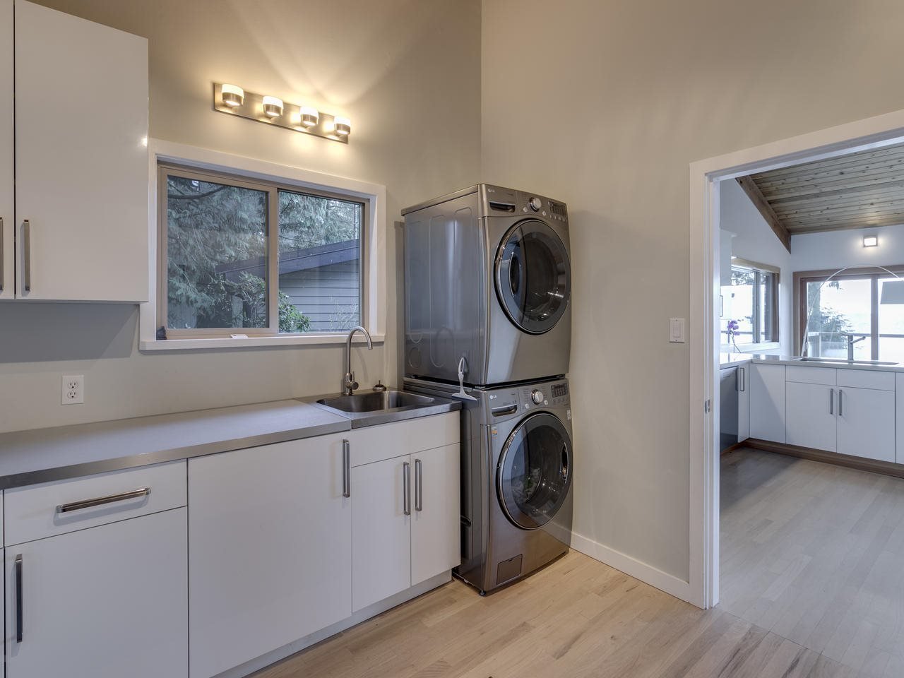 280 Mountain Dr