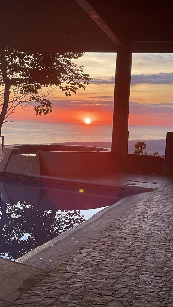 Incredible 7,000 Ft2 Ocean View Home With 200 Acre Reserve!