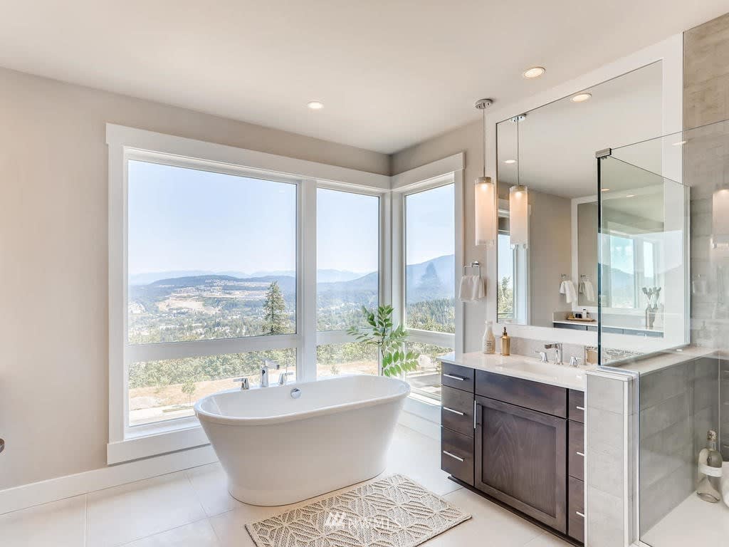 573 Foothills Dr NW