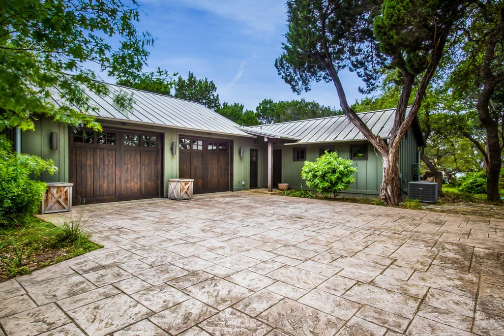 Cabin with 2 beds/2 car garage