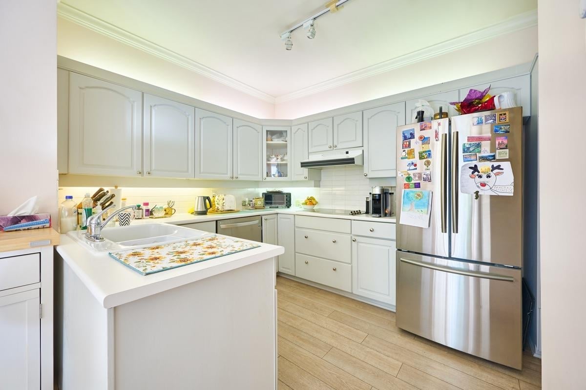 102-3790 W 7th Ave