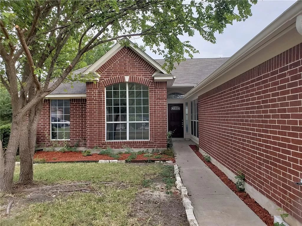 719 Honeysuckle Dr
