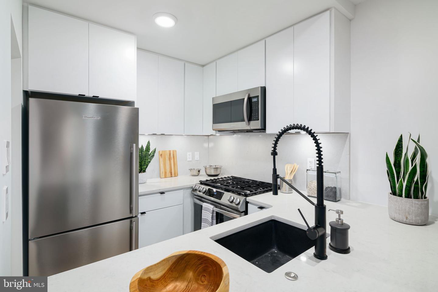 Contemporary Condo in Wash West
