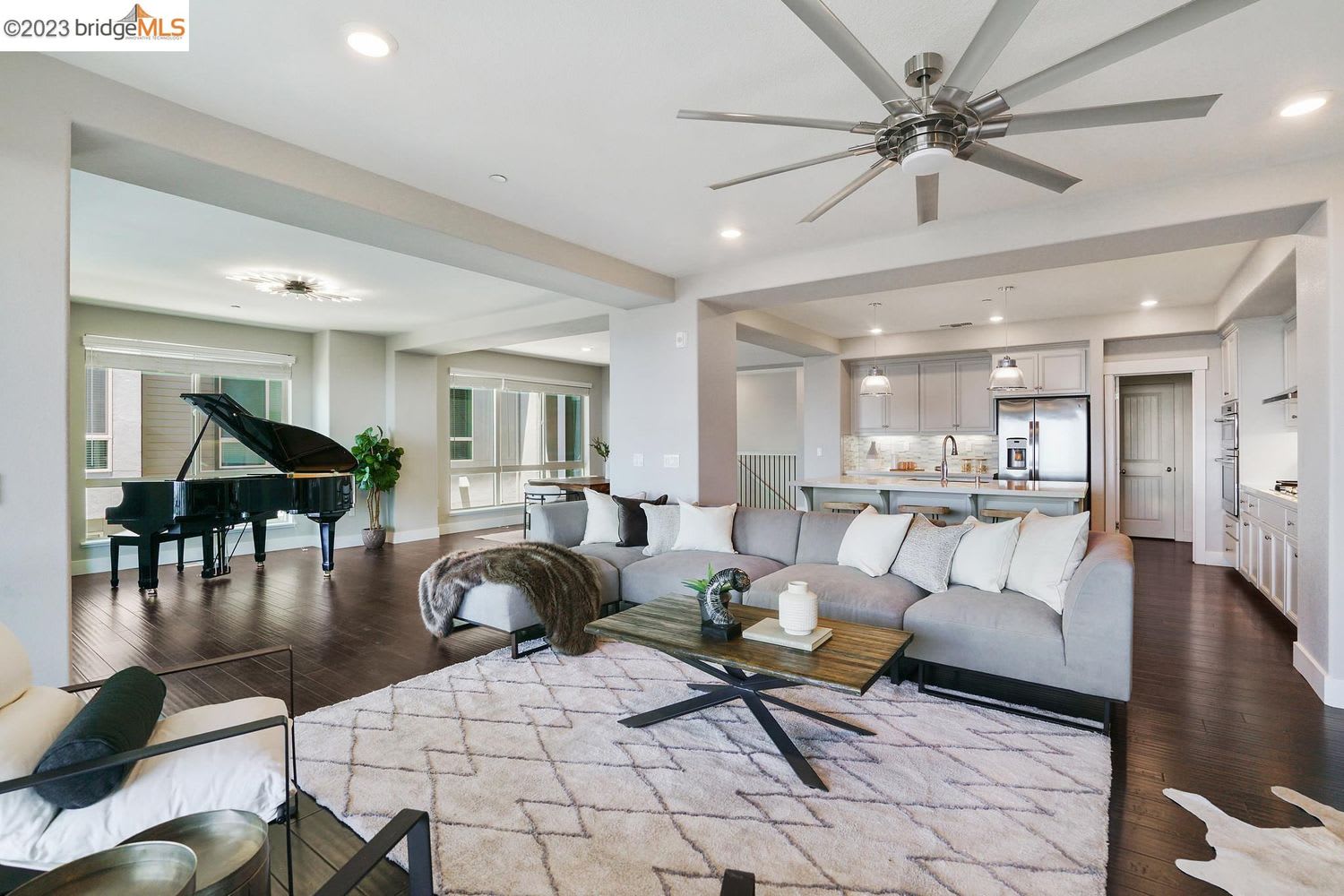 6763 Skyview Dr, Oakland, CA 94605