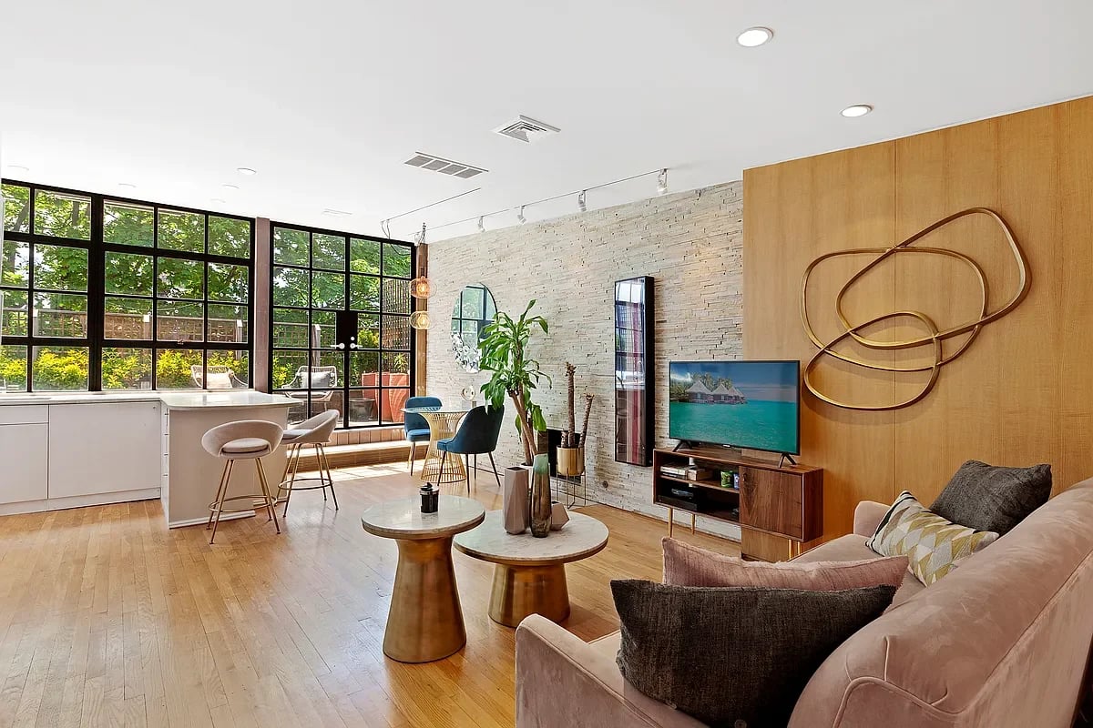 142 W 11TH ST