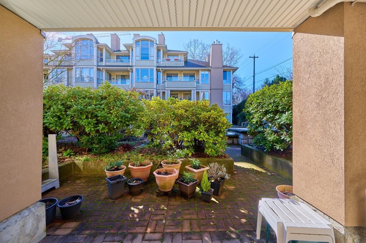 102-3790 W 7th Ave