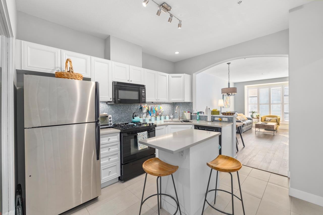 210-2175 Salal Dr