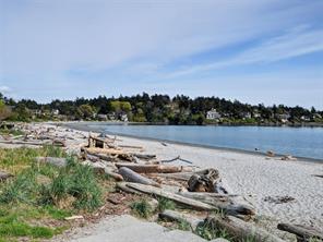 3900 Cadboro Bay Rd