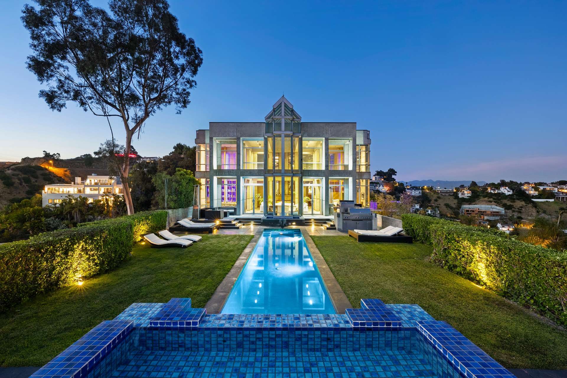 2260 Sunset Plaza Drive