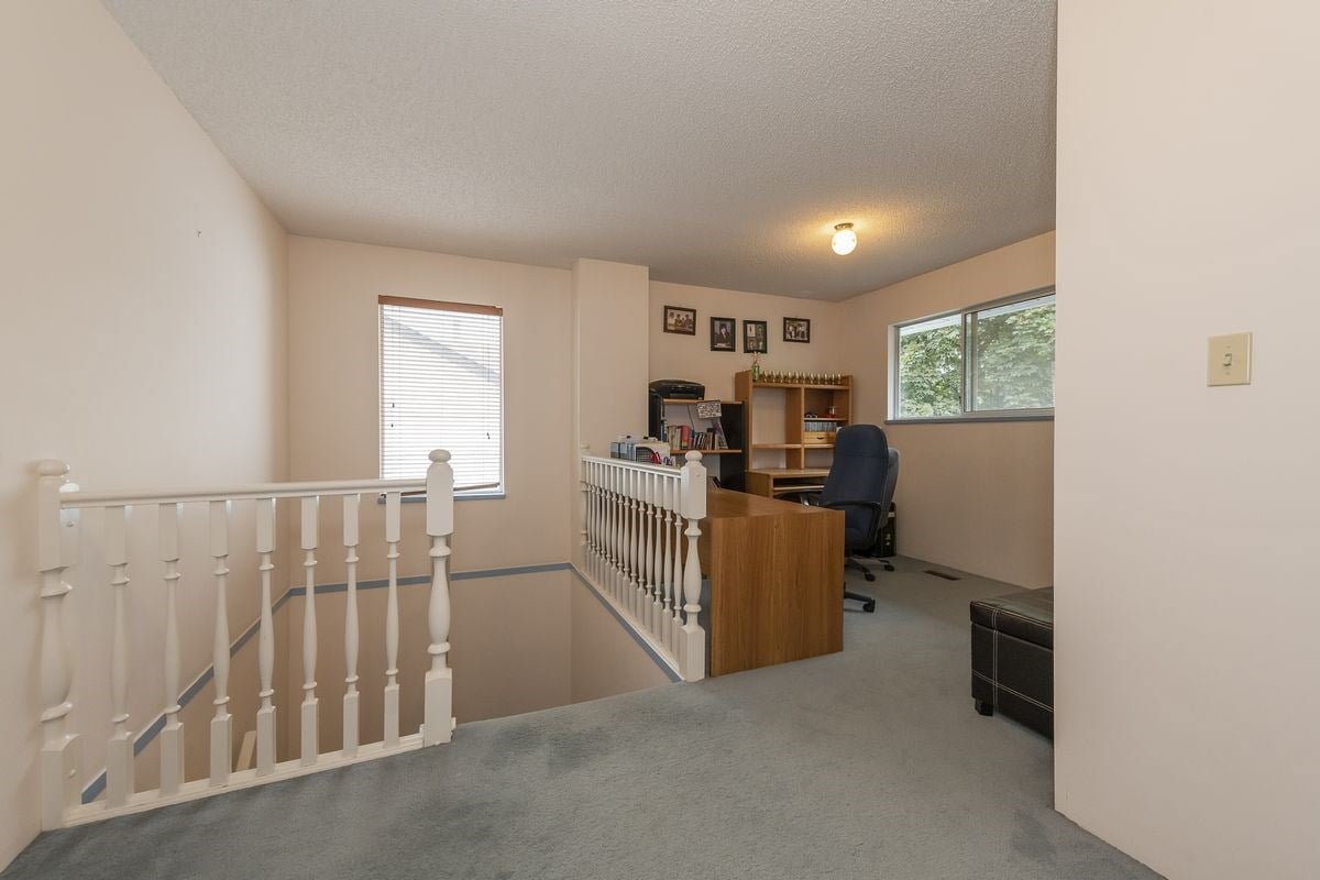 828 Porteau Pl
