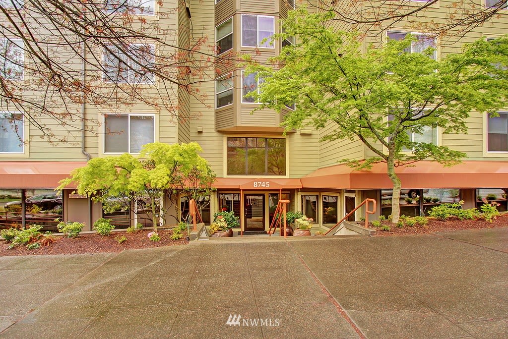 8745 Greenwood Ave N, #401