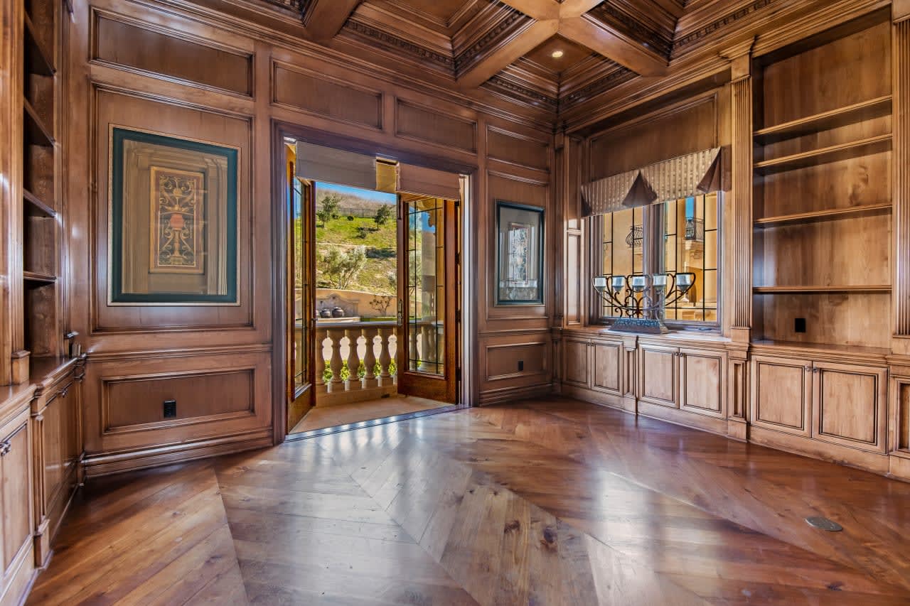 1233 Woodland Grove Ct, Calabasas Real Estate