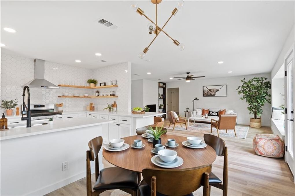 214 Skyloop Dr