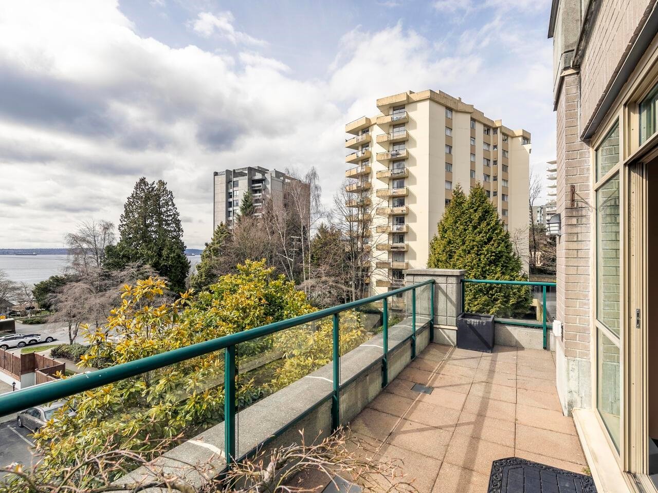202-1896 Marine Dr