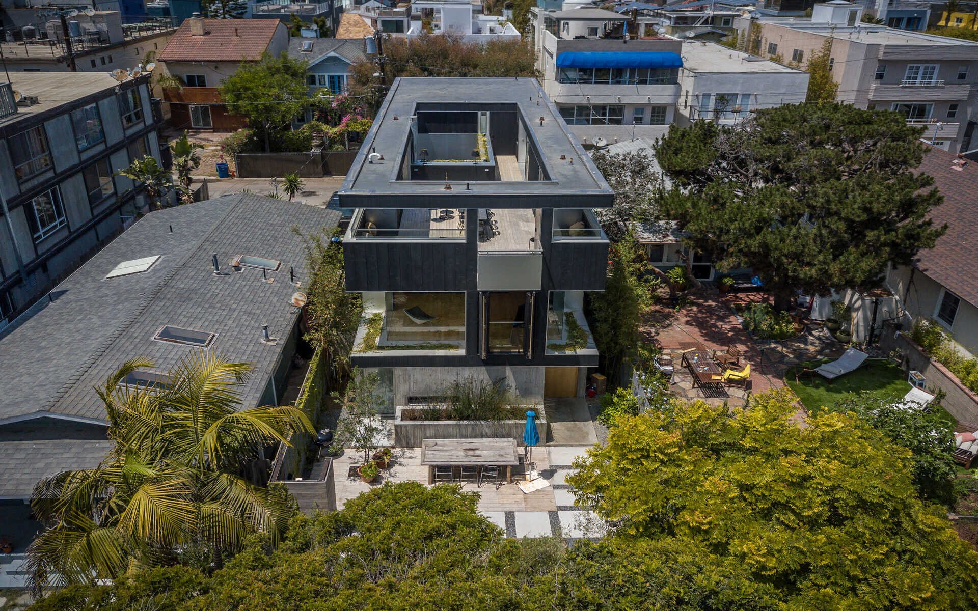 21 27Th Ave