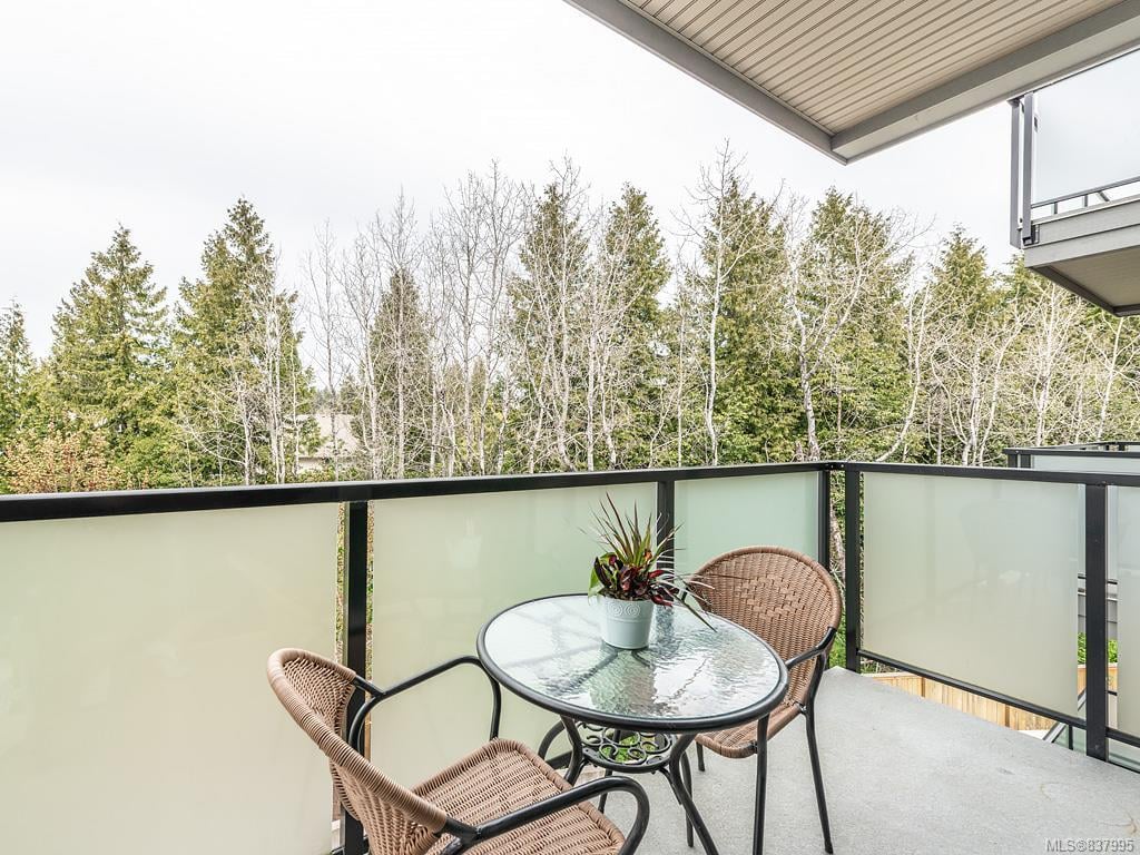 302-7111 W Saanich Rd