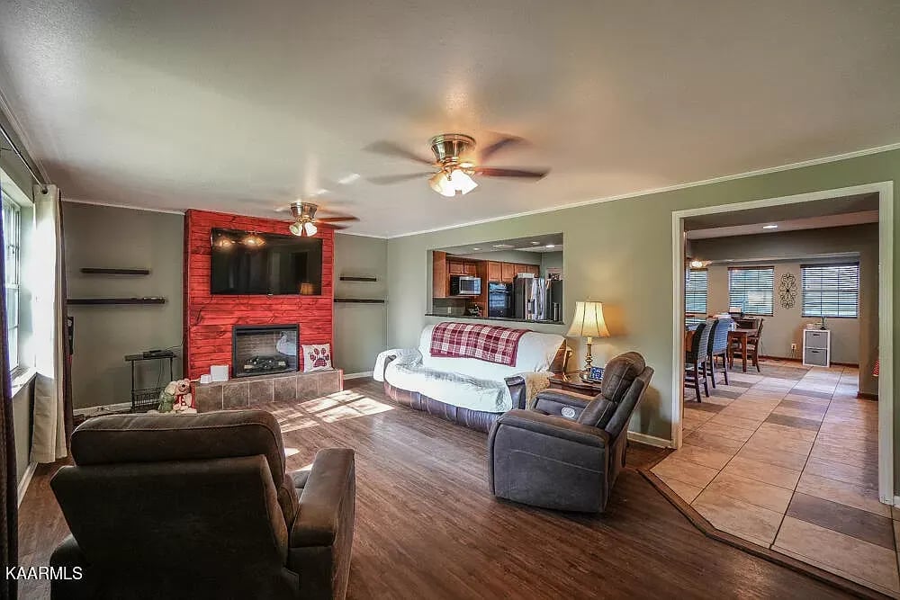 711 Greenwich Dr