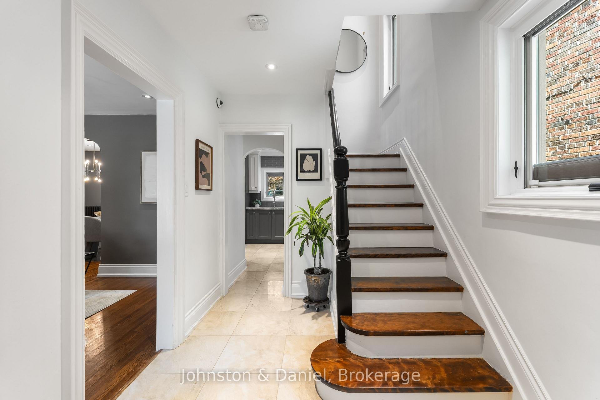 77 Lawrence Crescent