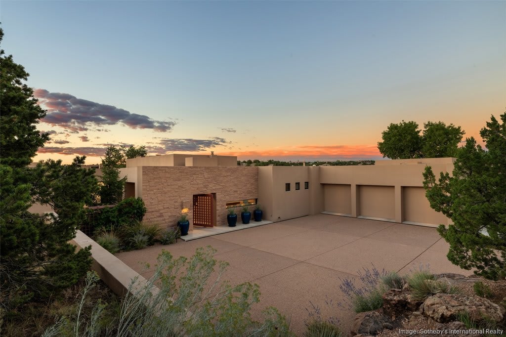 See inside: This Santa Fe estate oﬀers views of golf and mountains
