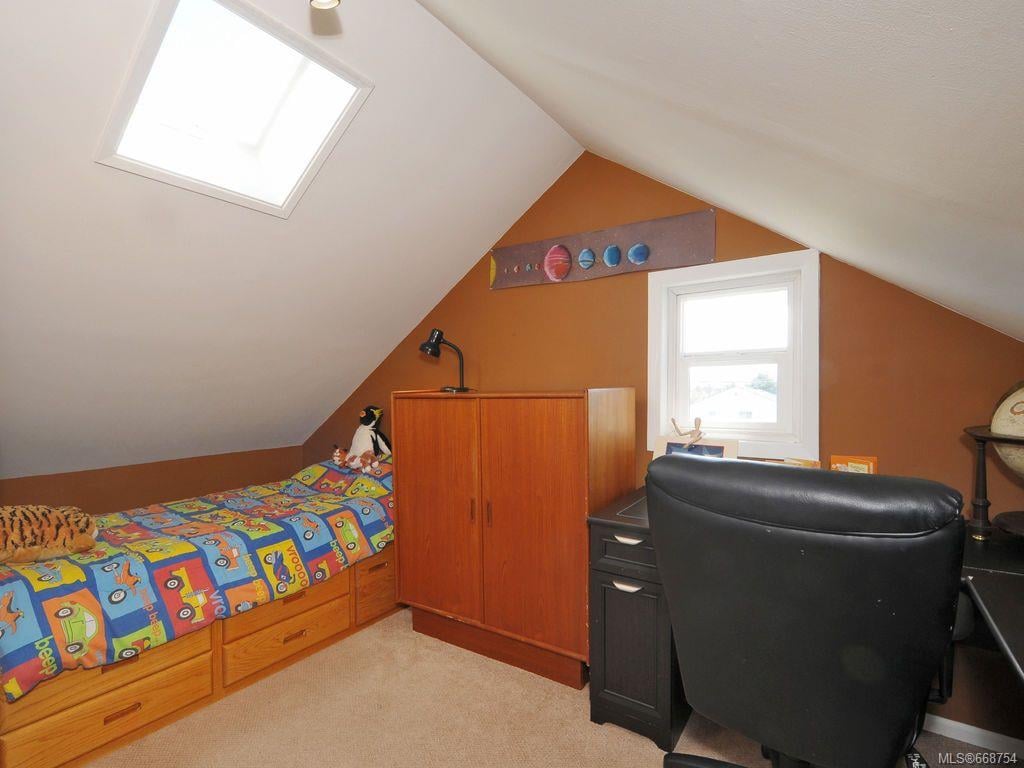 1990 Haultain St, Saanich
