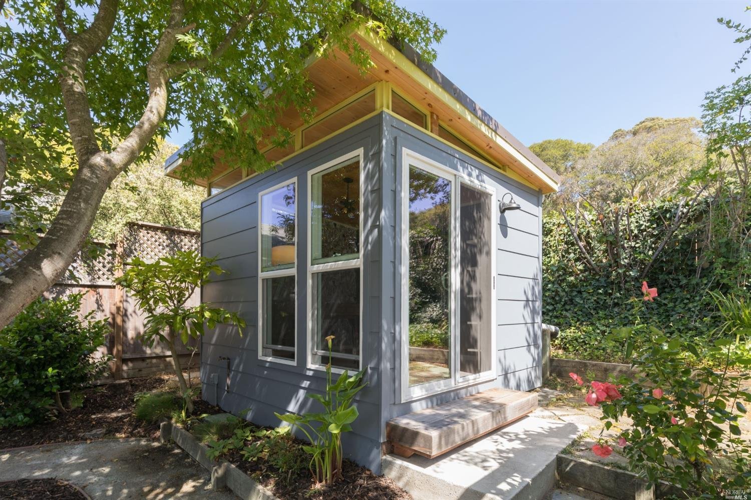 121 Oak Dr