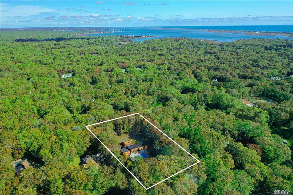 16 Woodland Way
