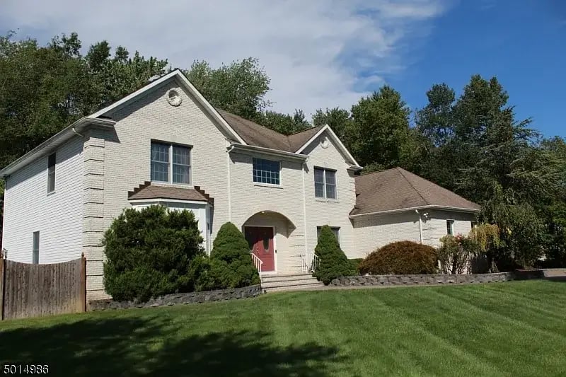 12 Sunrise Dr