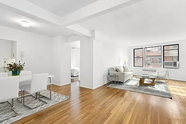 30 East 9th St Unit: 4J