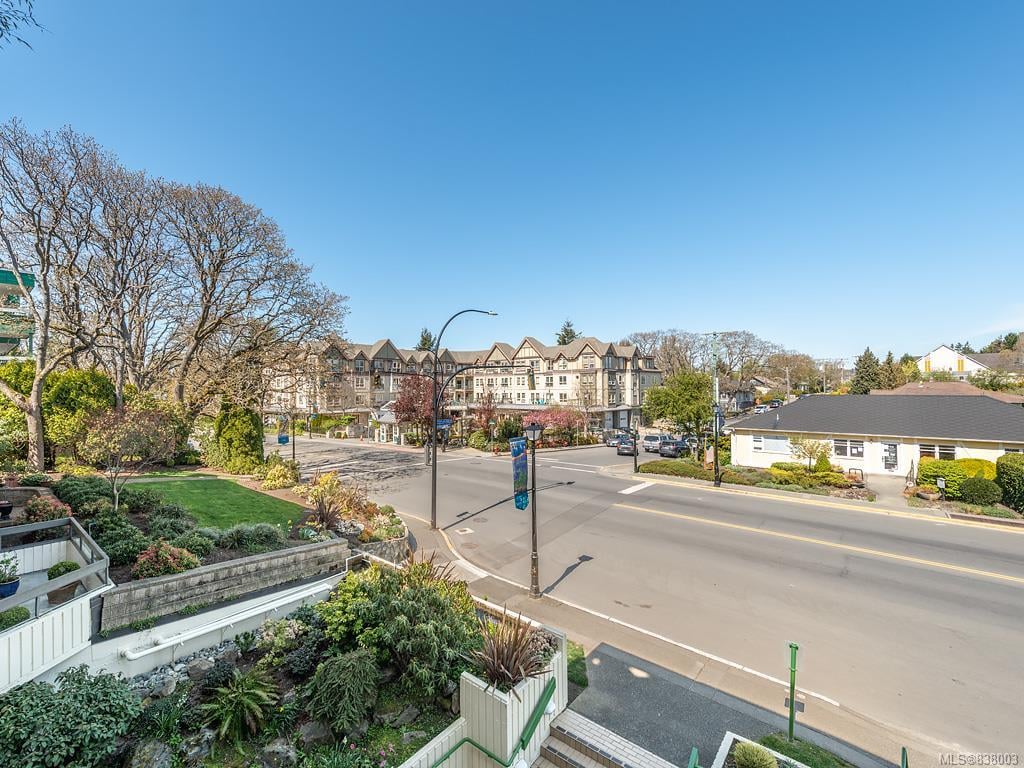 202-2119 Oak Bay Ave