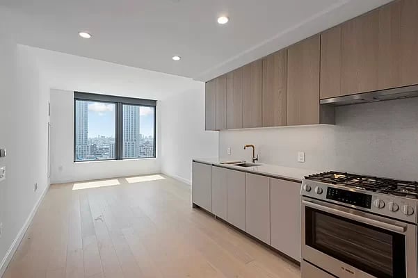3 Court Square Unit: 1609