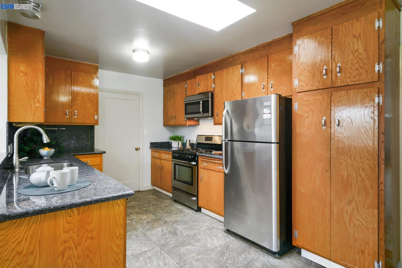 165 Bradhoff Ave