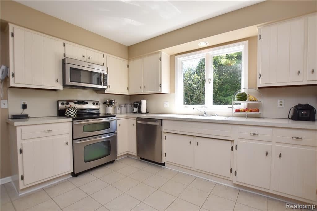 1313 LAKESIDE Drive