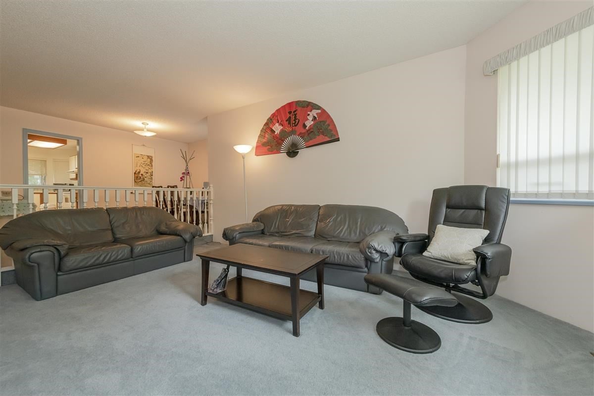 828 Porteau Pl
