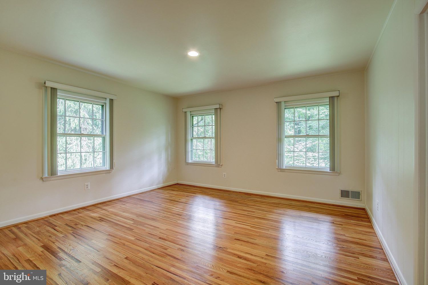 1552 Forest Villa Ln