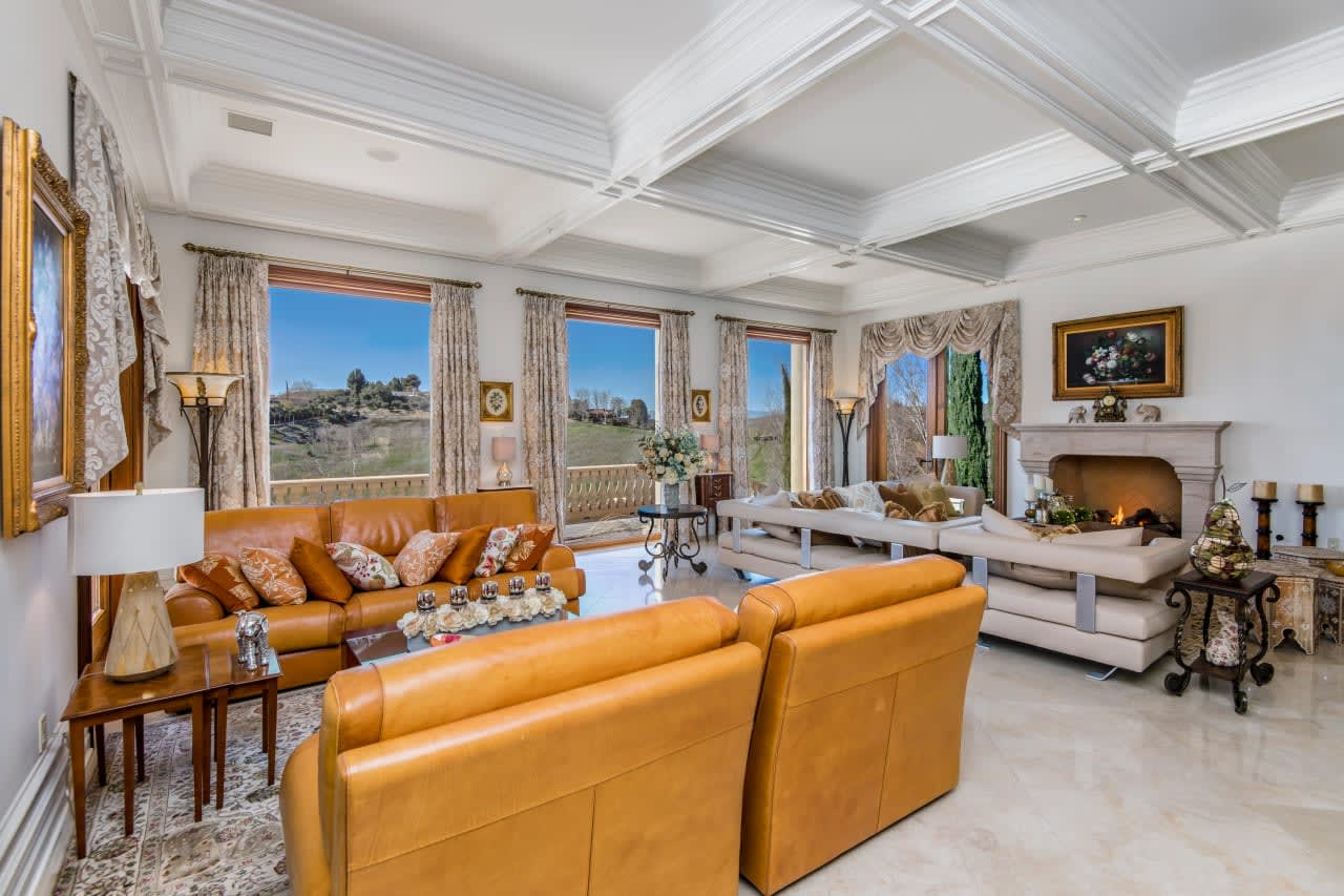 1233 Woodland Grove Ct, Calabasas Real Estate