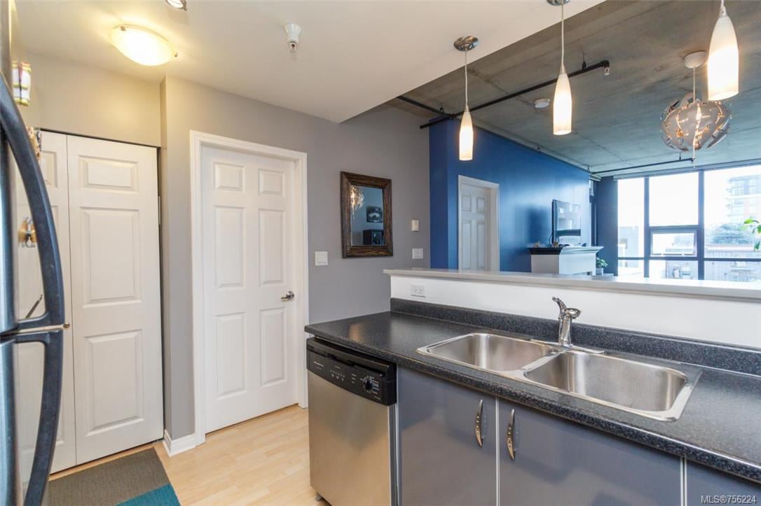 405-860 View St