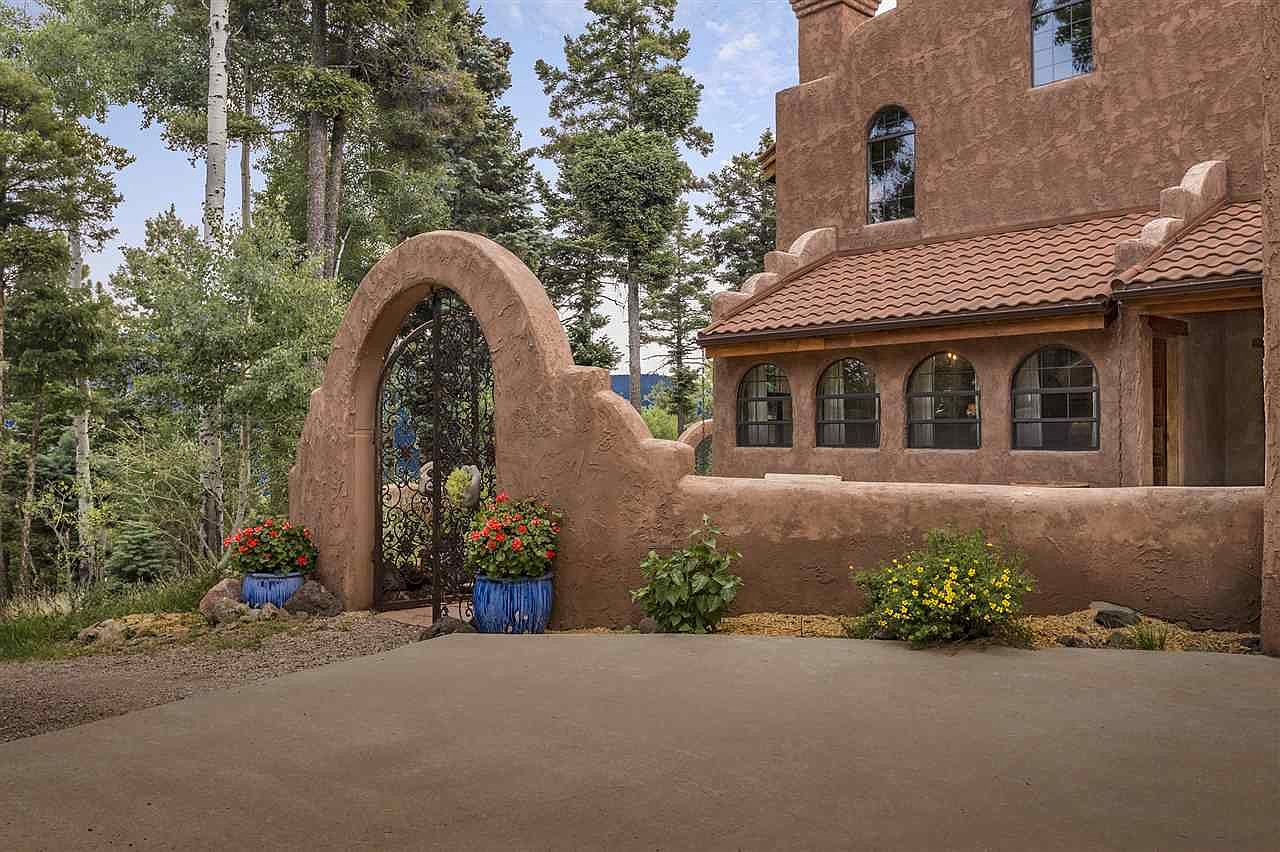 76 Taos Dr