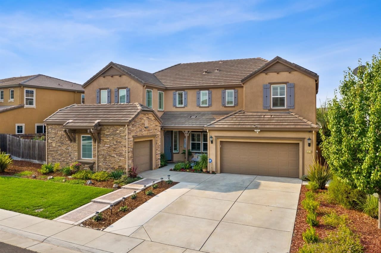 5679 Saratoga Cir