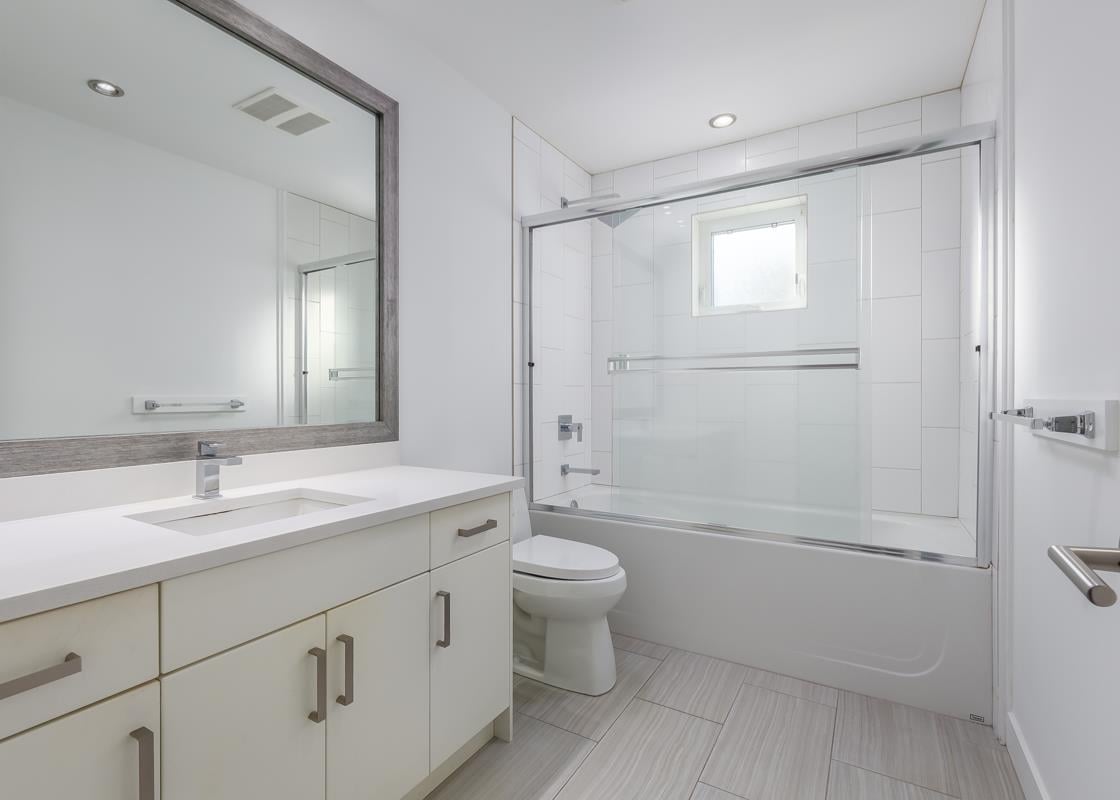 1812 Willow Cres