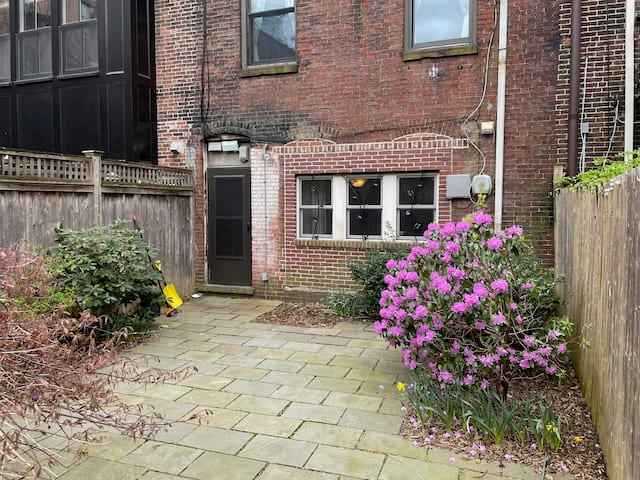 Warren Avenue - 2 bedroom 1 bathroom w. private Yard and In-unit Laundry! 