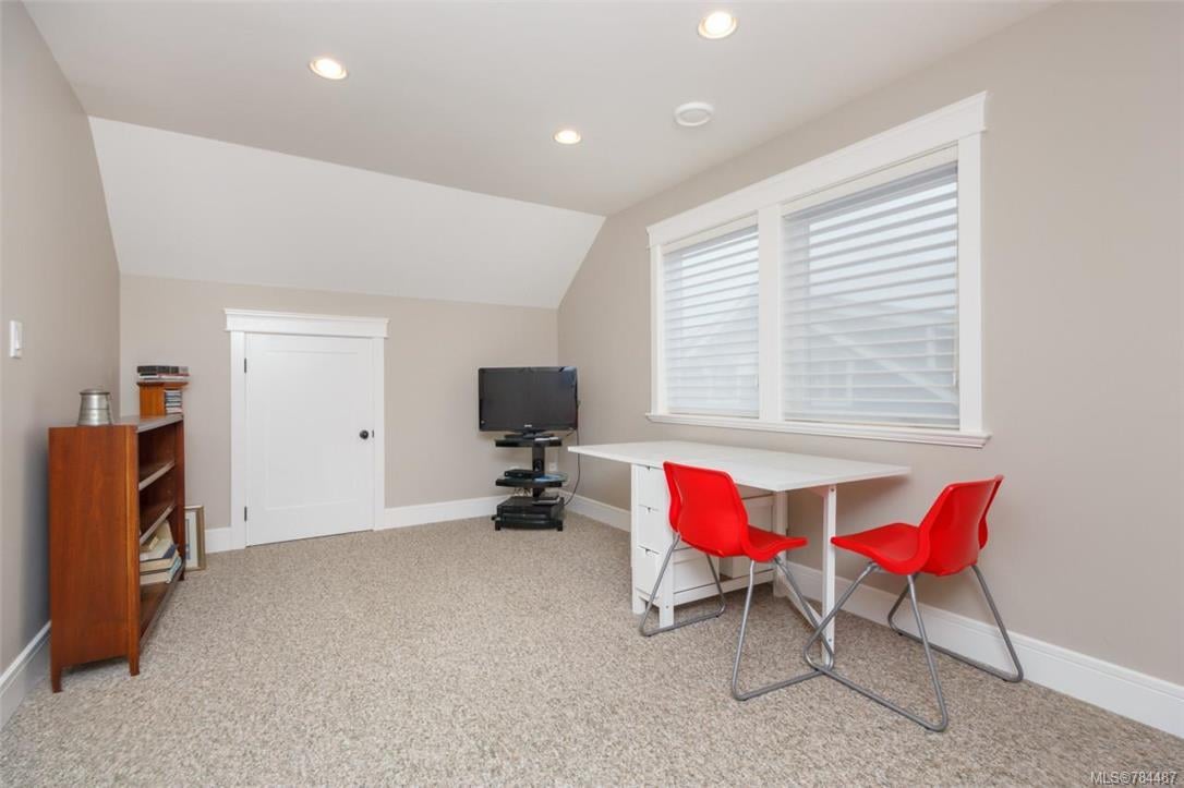10100 Tsaykum Rd, North Saanich