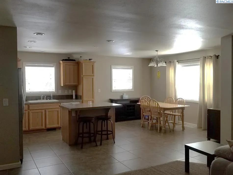 307 E Fleming Ct