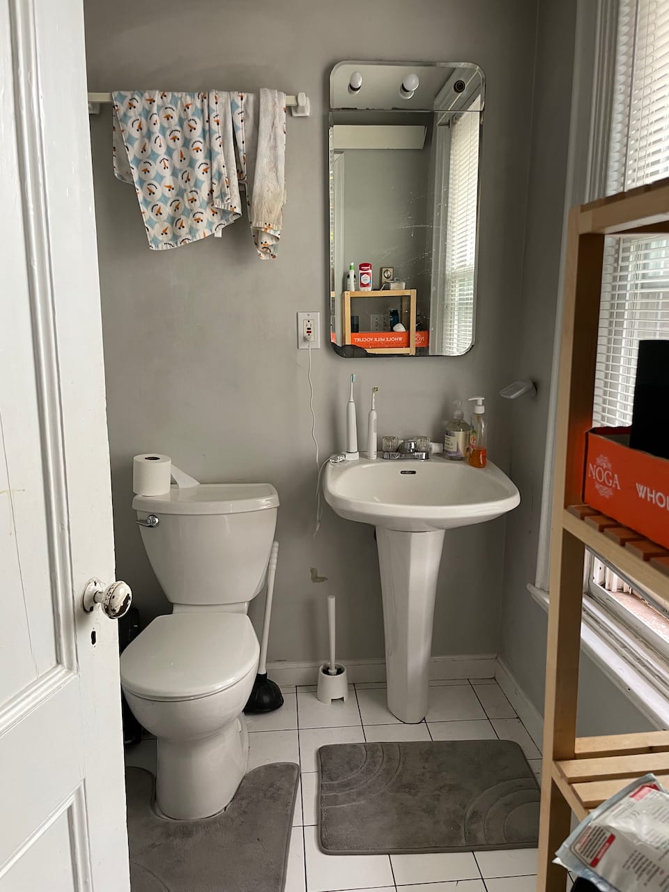 JUNE - Unique Duplex 2 Bedroom 2 Bathroom w/ Roof Access & Common Laundry! 